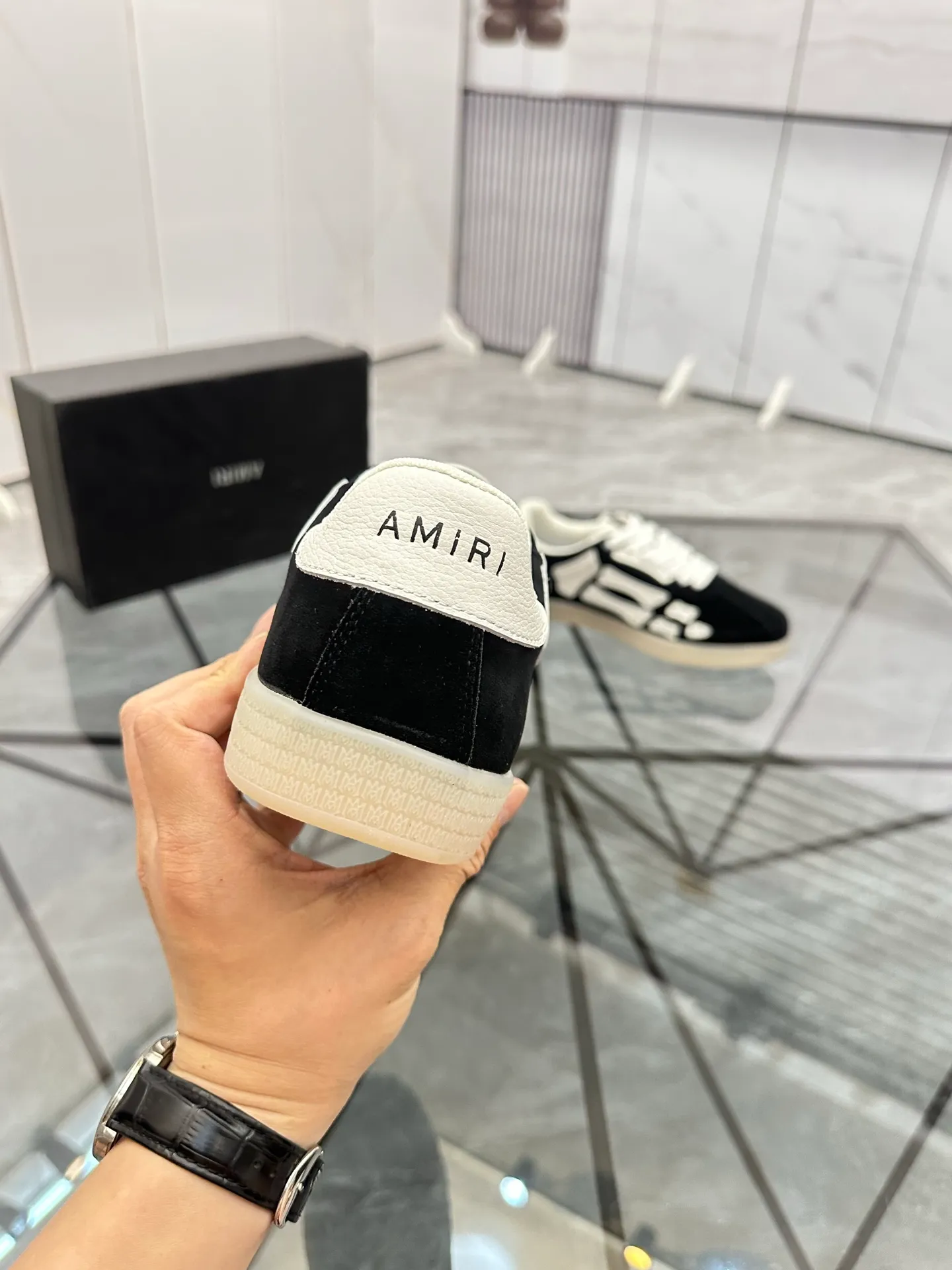 Men's shoes: 💰P420¥ Product trademark: AMIRI* "Amir*" low-top casual shoes Regular size: 38-45 (can be customized to 46) Product material: imported nubuck leather upper, breathable lining, original outsole. Number: 001